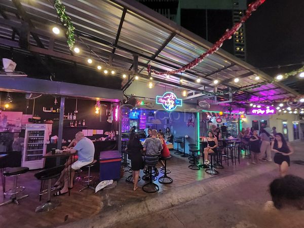 Beer Bar / Go-Go Bar Bangkok, Thailand Happy Party Bar