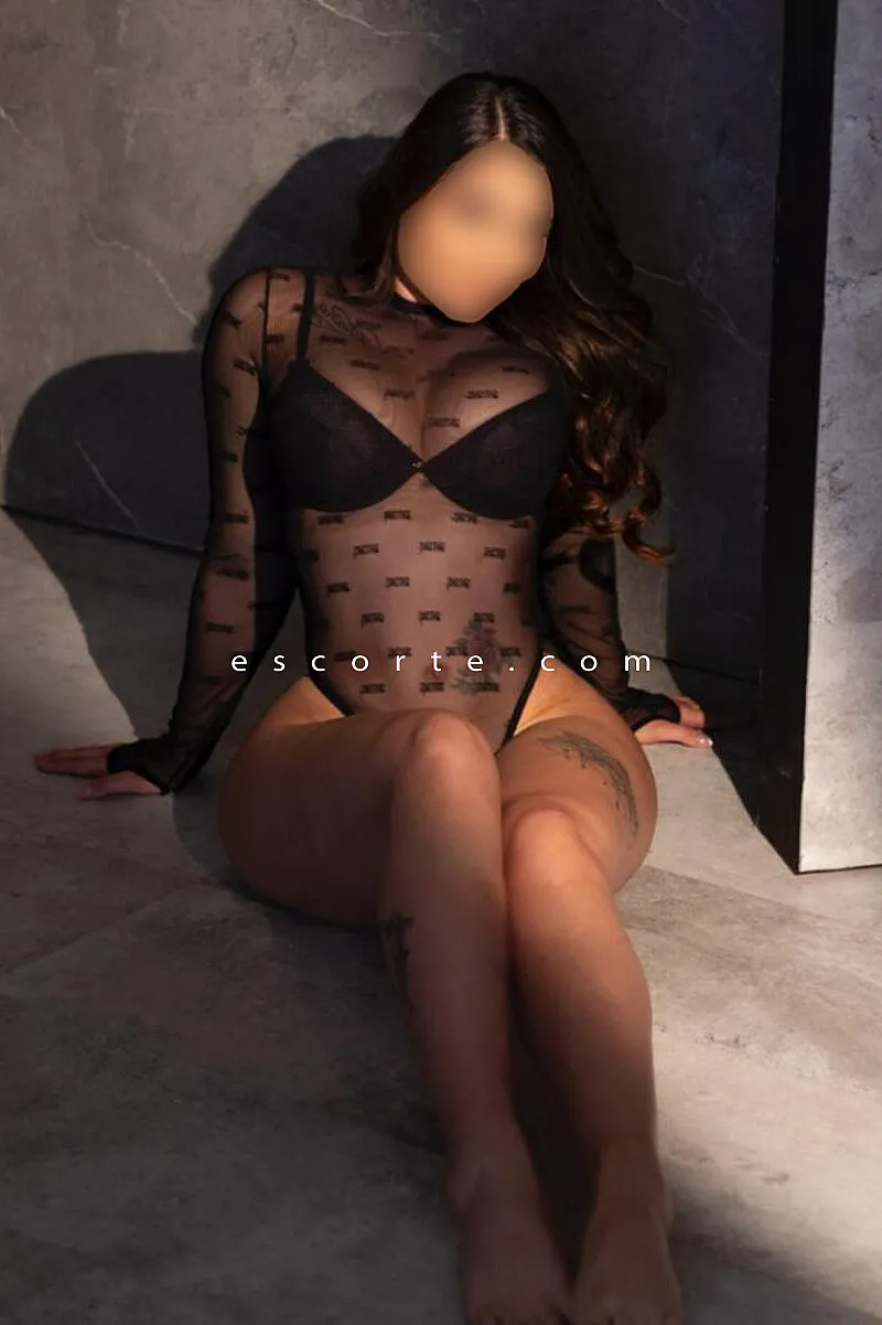 Escorts Paris, France Violet