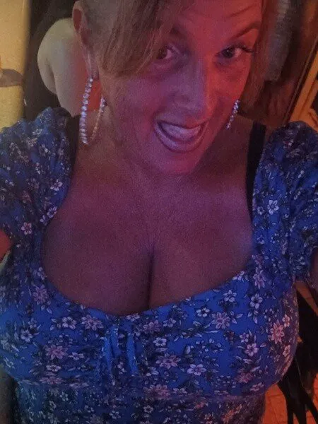 Escorts Fort Lauderdale, Florida MILF Mature  Tall PLUMP BUSTY