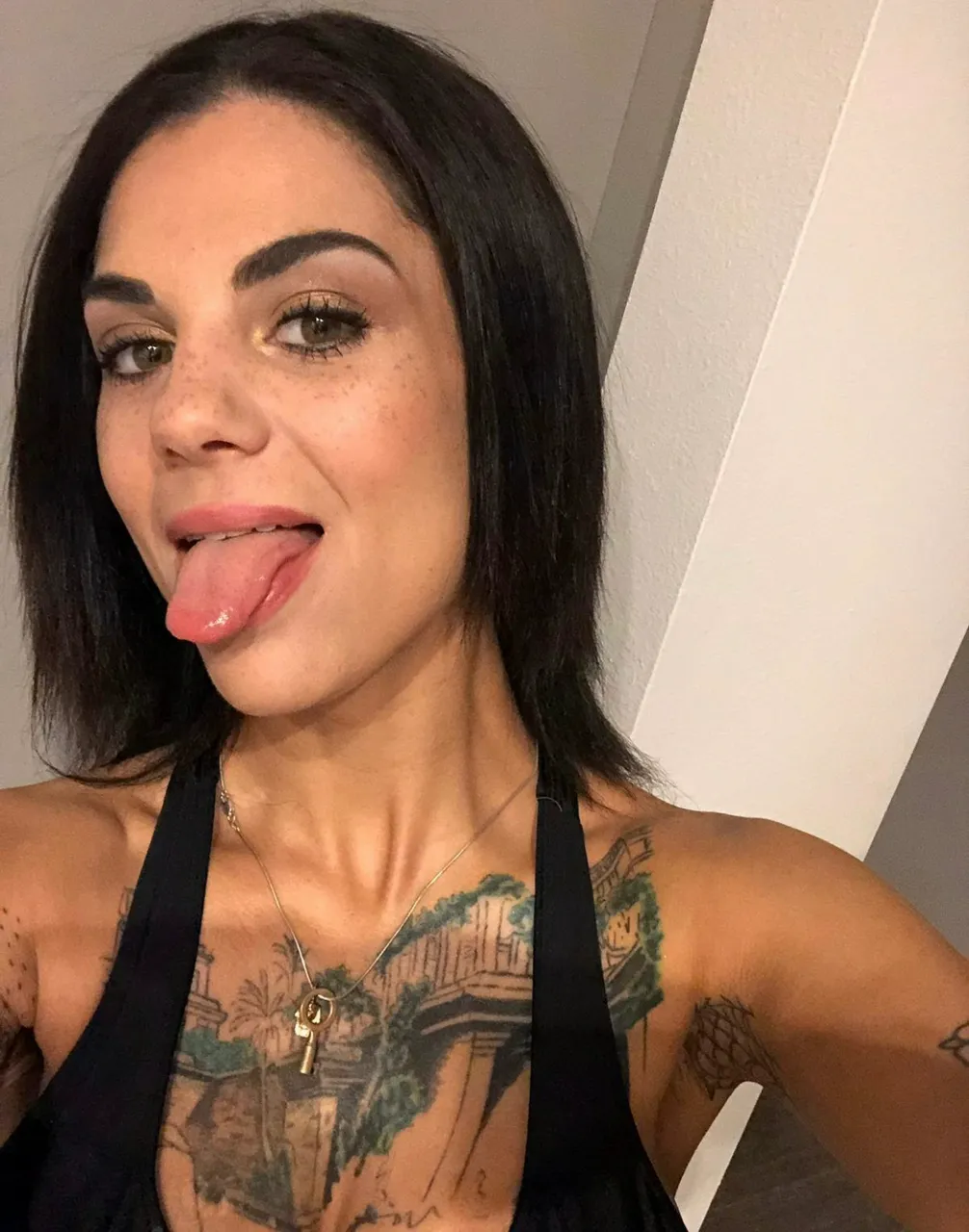 Kelowna, Female Escorts - 618-440-9100