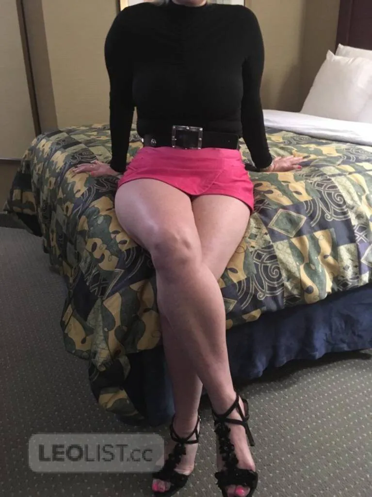 Escorts Burlington, Ontario A HOT HORNEY GORGEOUS HOUSEWIFE READY TO PLAY !!!