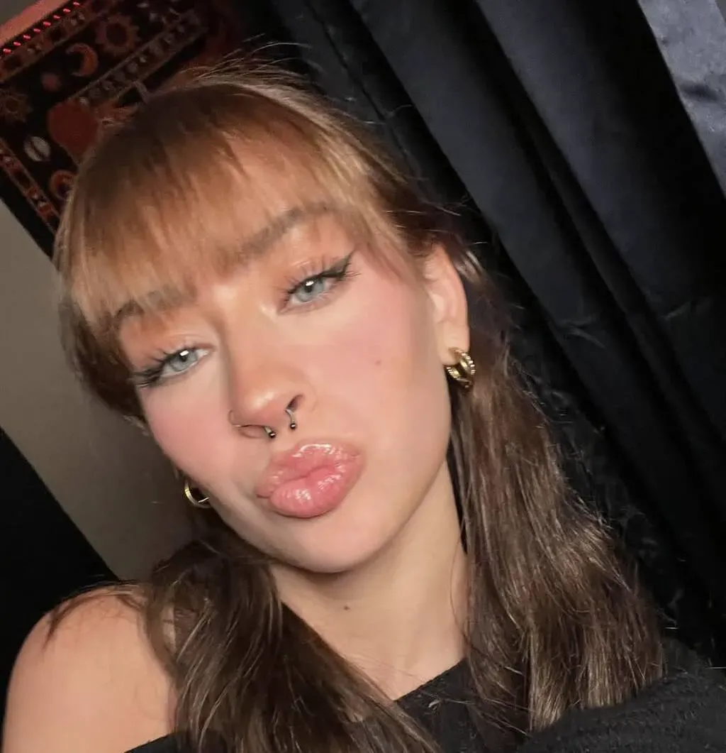 Escorts Thunder Bay, Ontario brown haired blue eyed companion