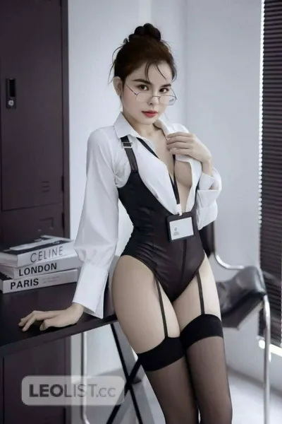 Escorts Dollard, Saskatchewan Petite and sexy Vietnamese female teacher Candy